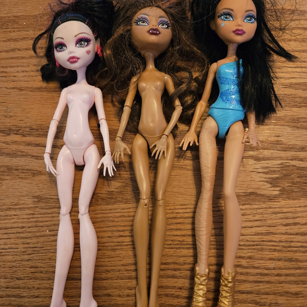 Three Monster High And Two Ever After High Dolls